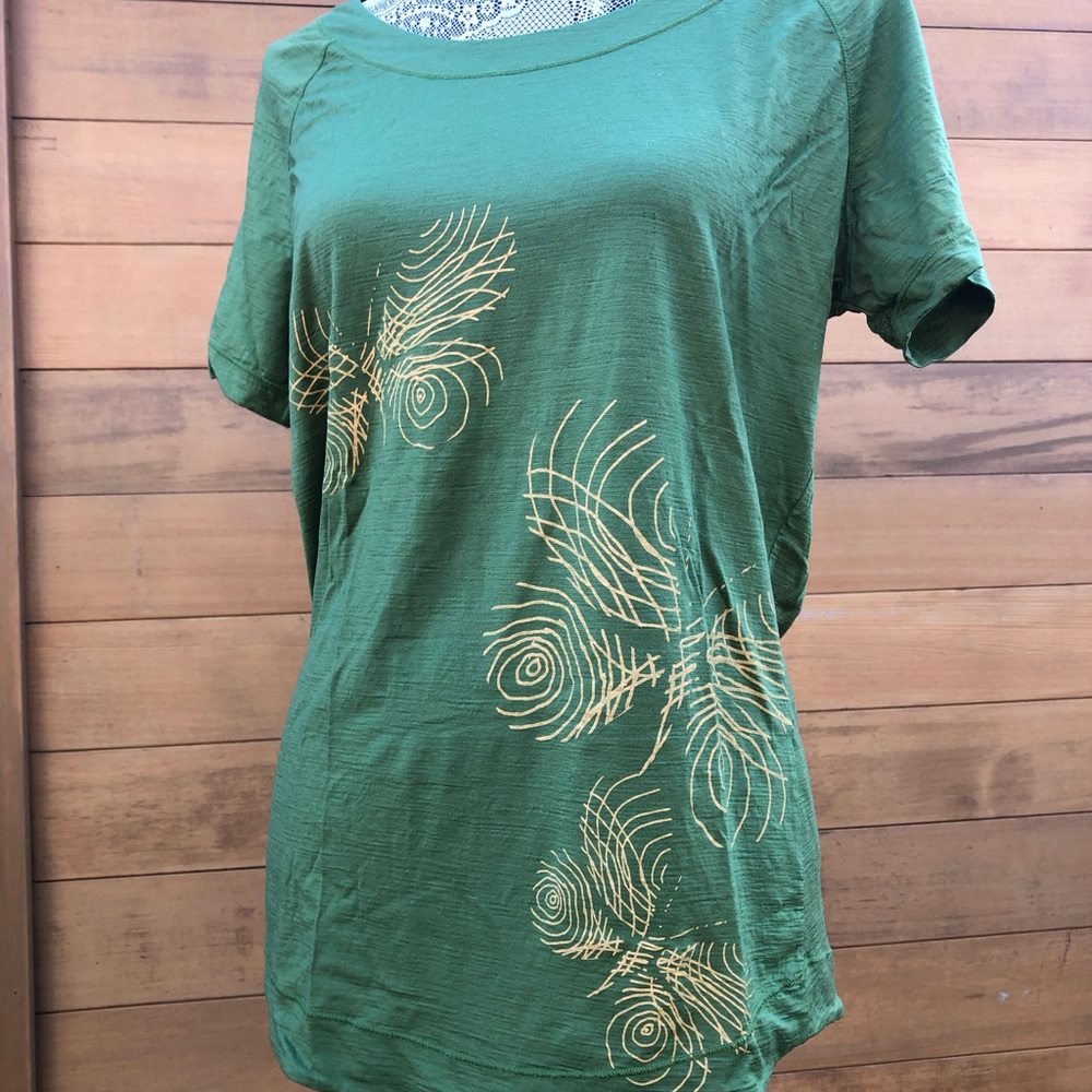 Icebreaker graphic tee, tiny holes in rear shoulder. Kelly green and butterflies